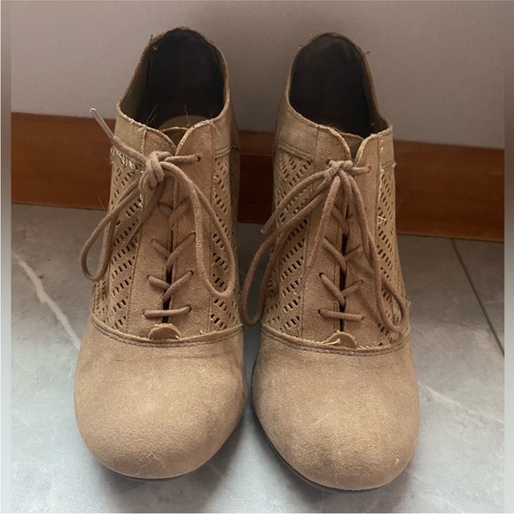 Women's Tan Wedge Shoes - Picture 2 of 2